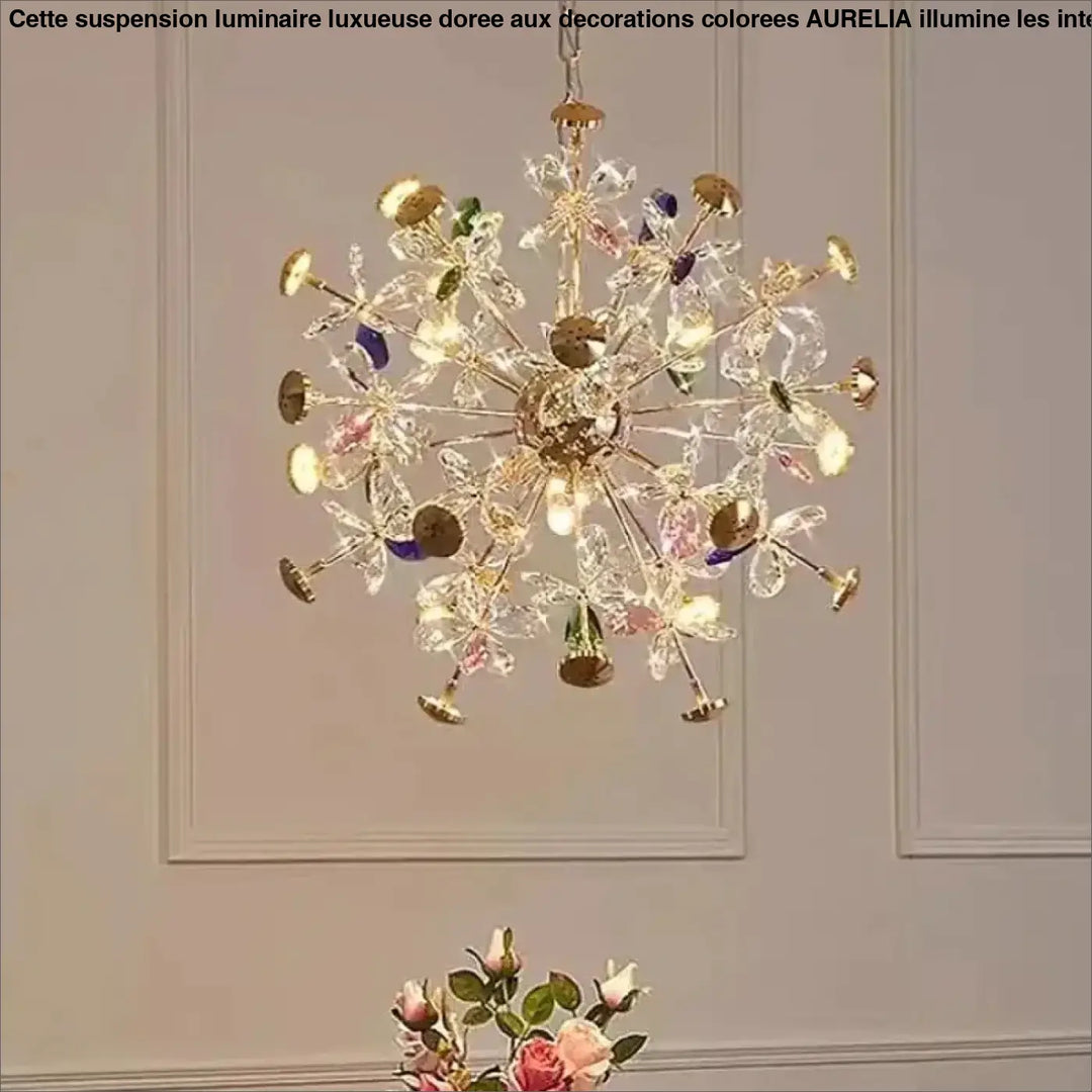 Suspension luminaire luxueuse dorée aux décorations colorées

