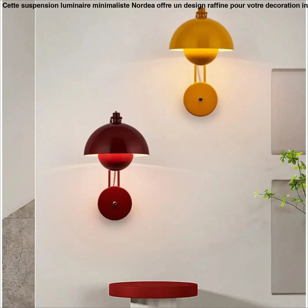 Deux appliques murales pantos avec abat-jour dôme en jaune vif et rouge profond pour un style murale vintage moderne