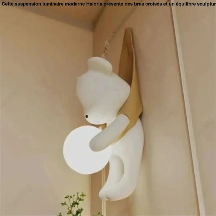 Applique murale kodan en forme dours blanc avec finition lisse brillante et accent en bois chaud