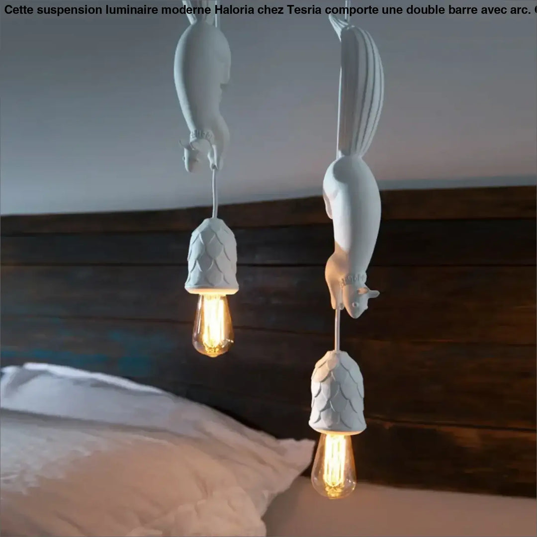 Suspension luminaire forme d’écureuil en céramique blanche avec base pomme de pin texturée et ampoules à filament apparent pour décoration intérieure