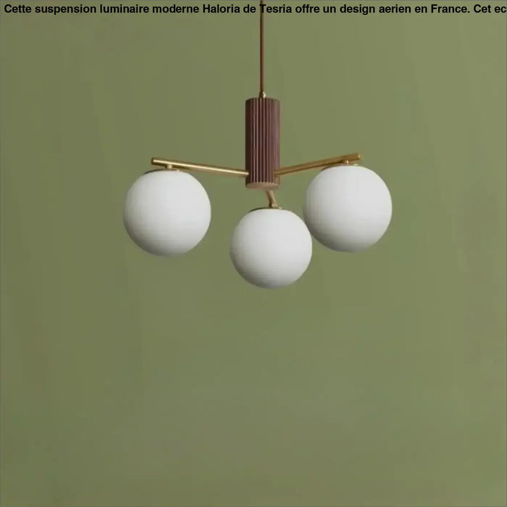 Suspension luminaire juglys avec trois sphères lumineuses blanches en verre et corps cylindrique vertical en laiton