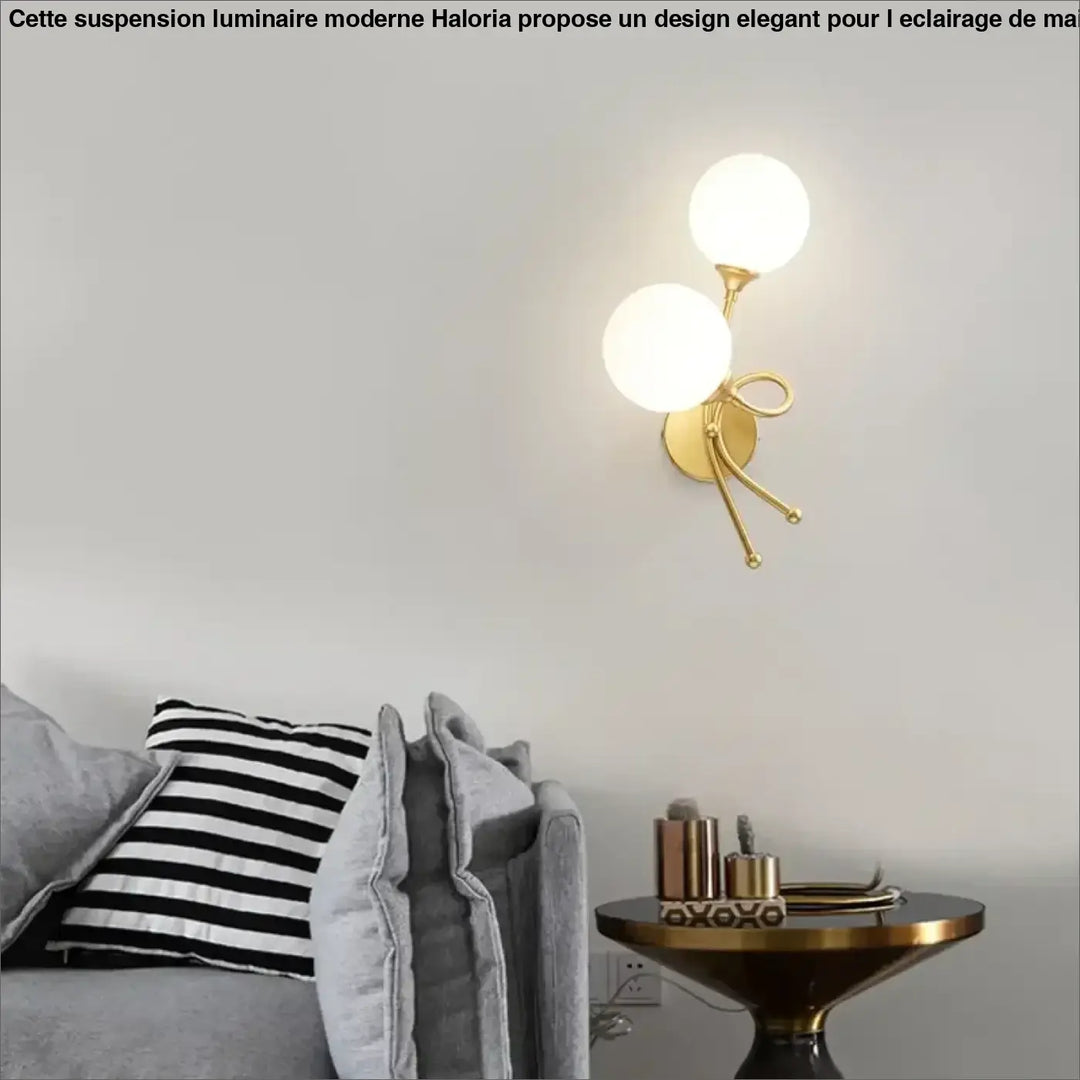 Applique murale zylo en métal doré avec deux globes en verre dépoli et bras décoratif en forme de nœud