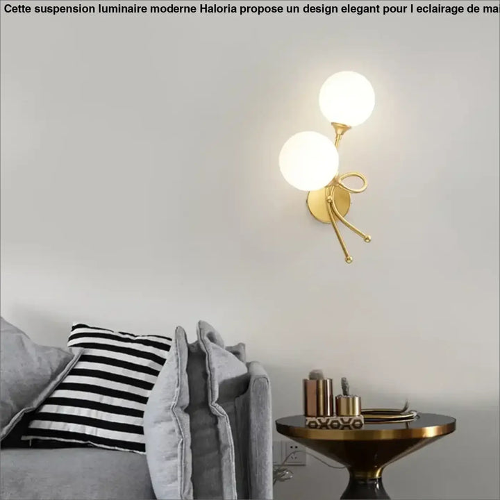 Applique murale zylo en métal doré avec deux globes en verre dépoli et bras décoratif en forme de nœud