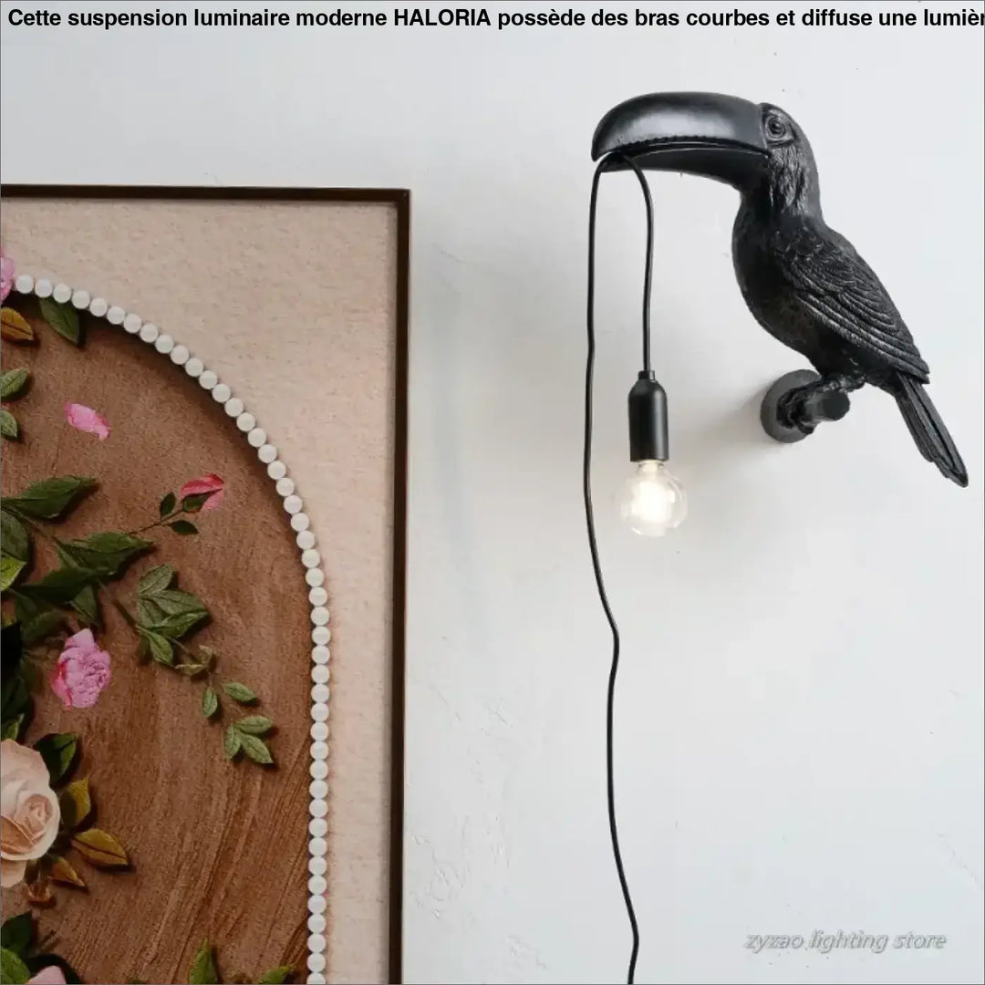 Applique murale noire design toucan perché avec finition mate texturée et ampoule exposée suspendue au bec