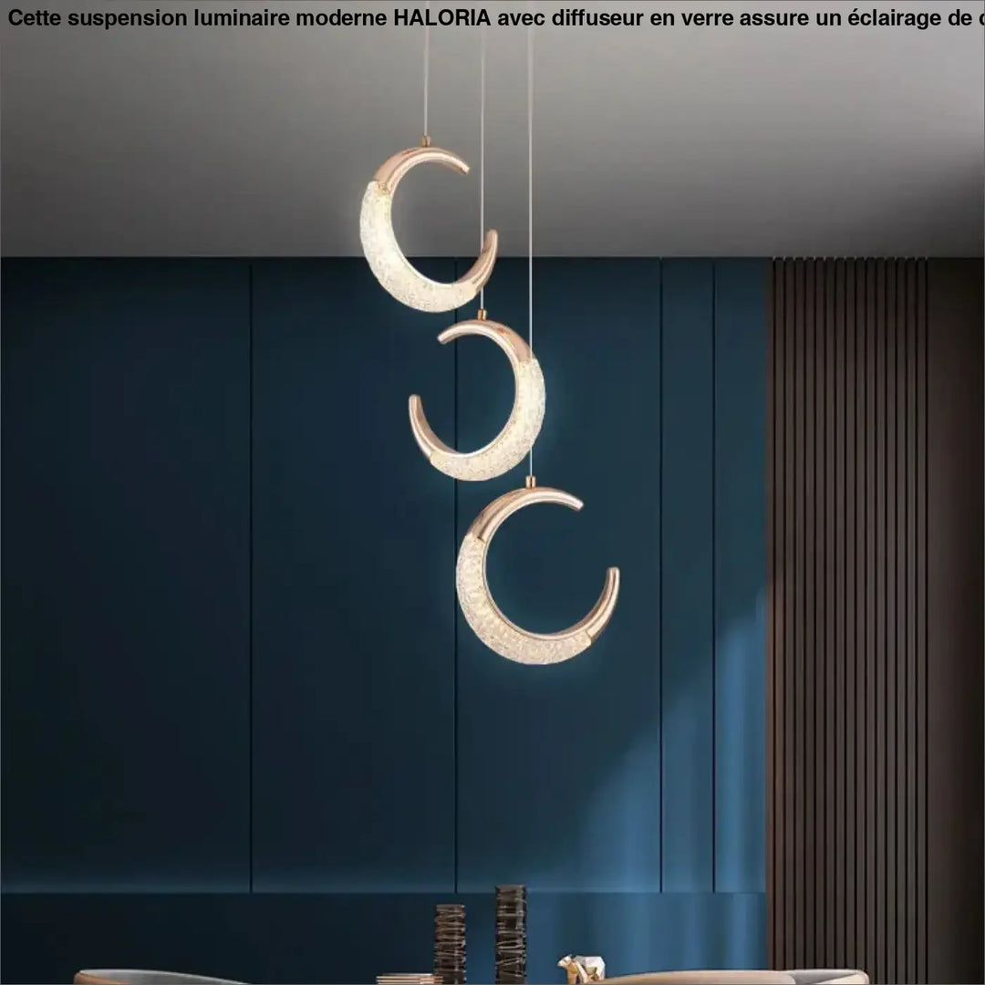 Suspension luminaire aluna avec trois pendentifs crescent en metal dore et cristaux decoratifs en ordre descendant