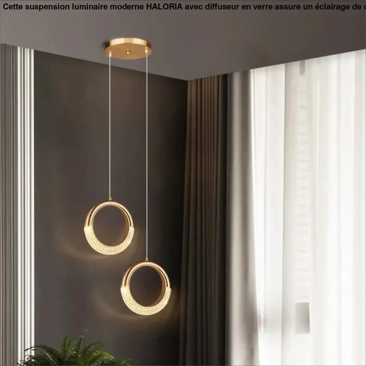 Deux suspensions luminaires décoratives dorées circulaires avec surface texturée et détaillée suspendues au plafond