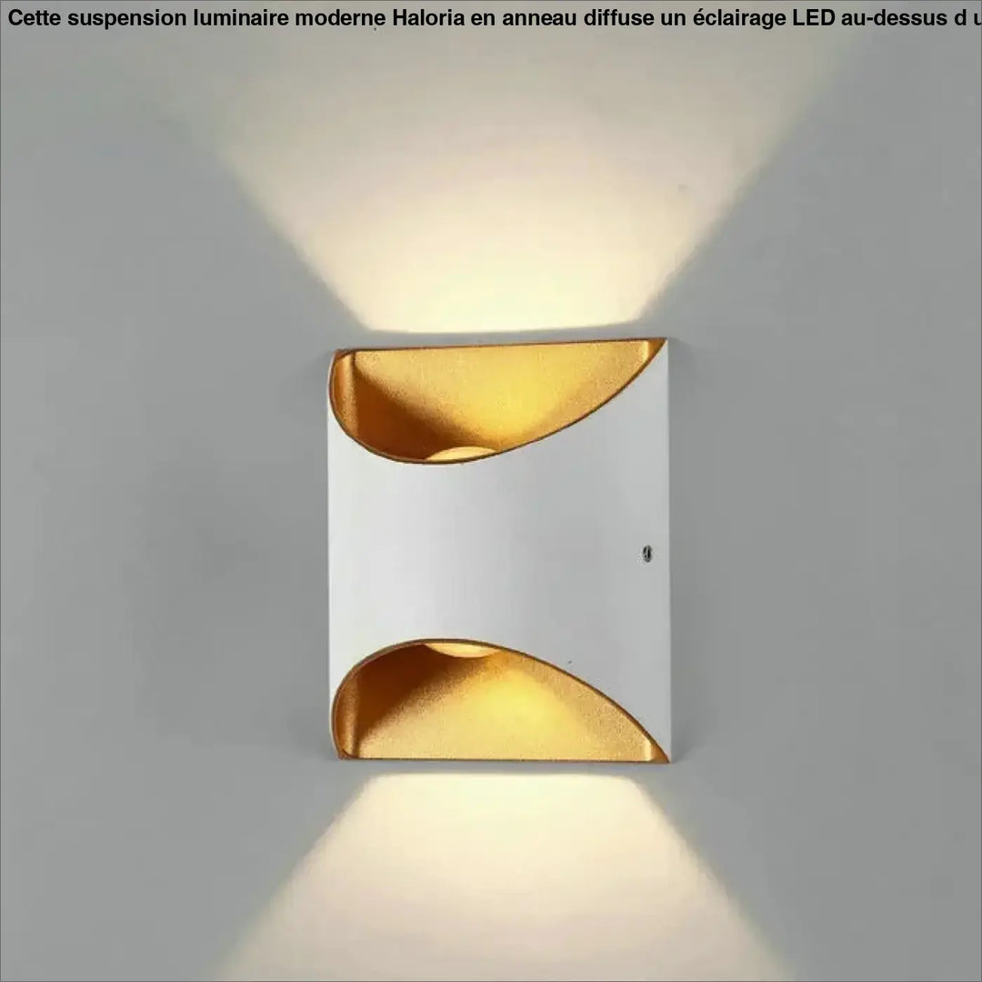 Applique murale moderne deux lumières blanche et or avec découpes courbes diffusant une lumière chaude extérieure