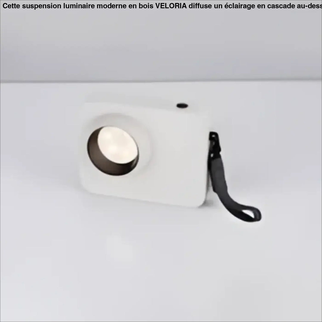 Lampe de table focalis en plastique blanc avec faisceau lumineux ciblé et sangle noire autour de lobjectif circulaire
