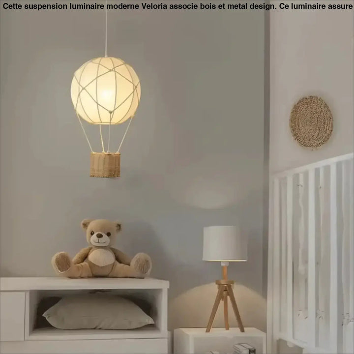 Suspension luminaire montgolfière design avec panier en rotin chic
