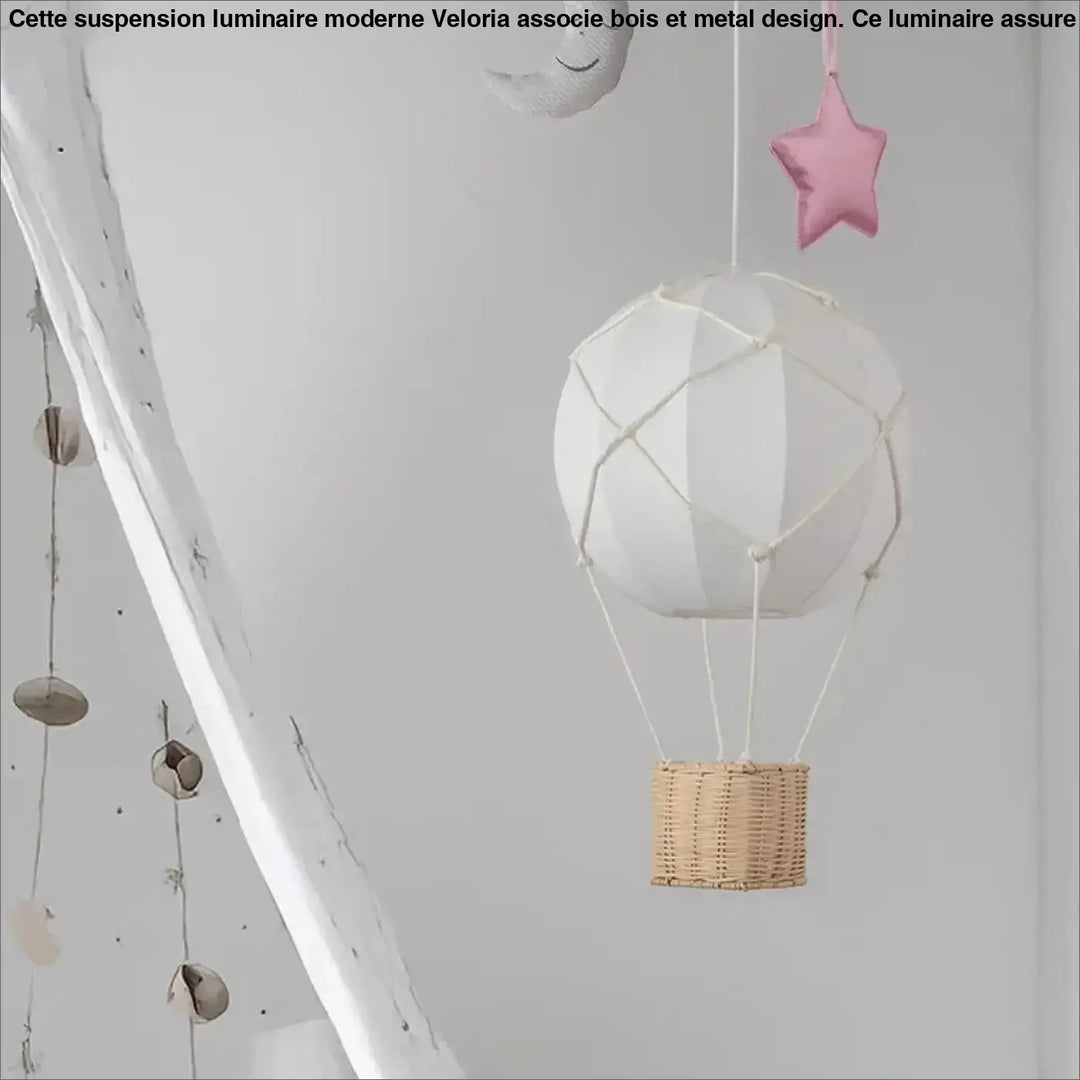 Suspension luminaire montgolfière design avec panier en rotin chic
