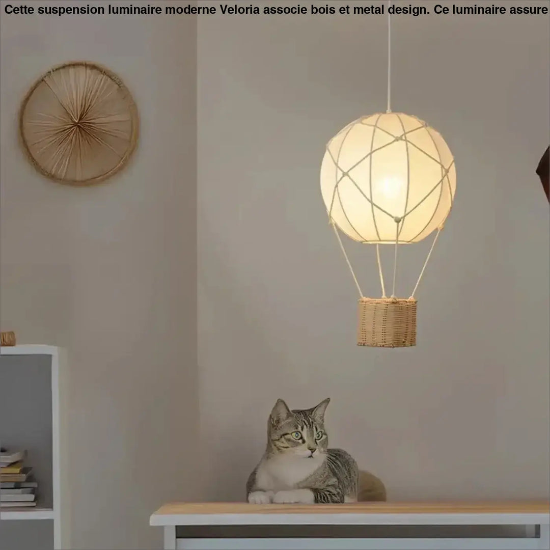 Suspension luminaire montgolfière design avec panier en rotin chic