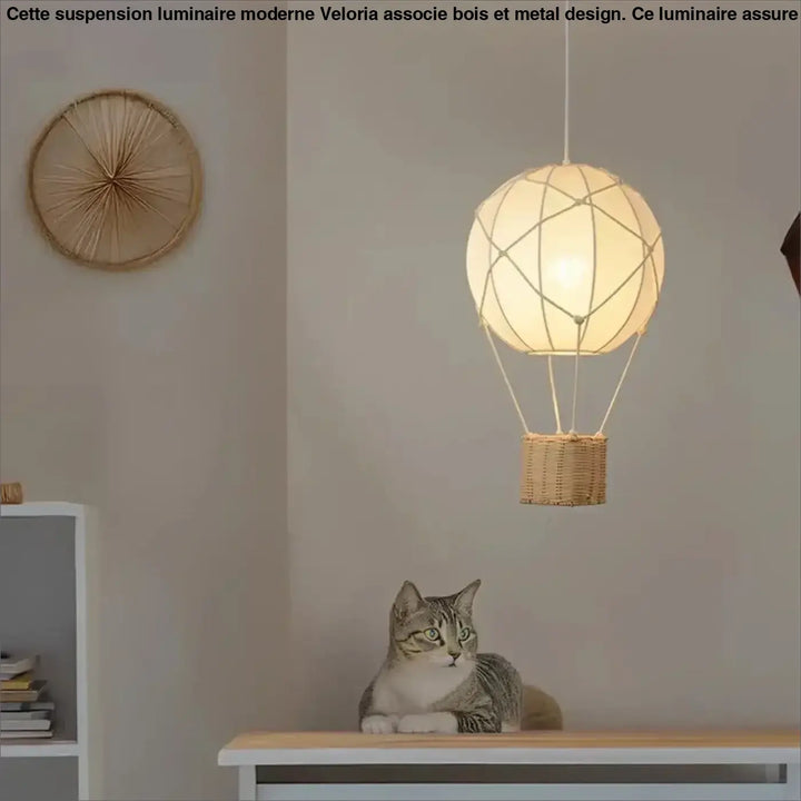 Suspension luminaire montgolfière design avec panier en rotin chic