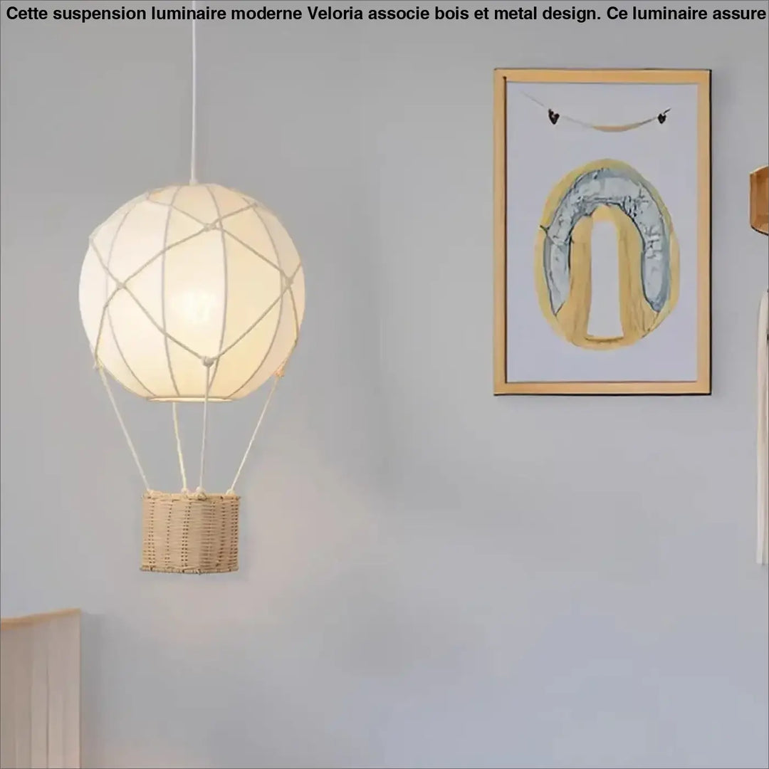 Suspension luminaire montgolfière design avec panier en rotin chic