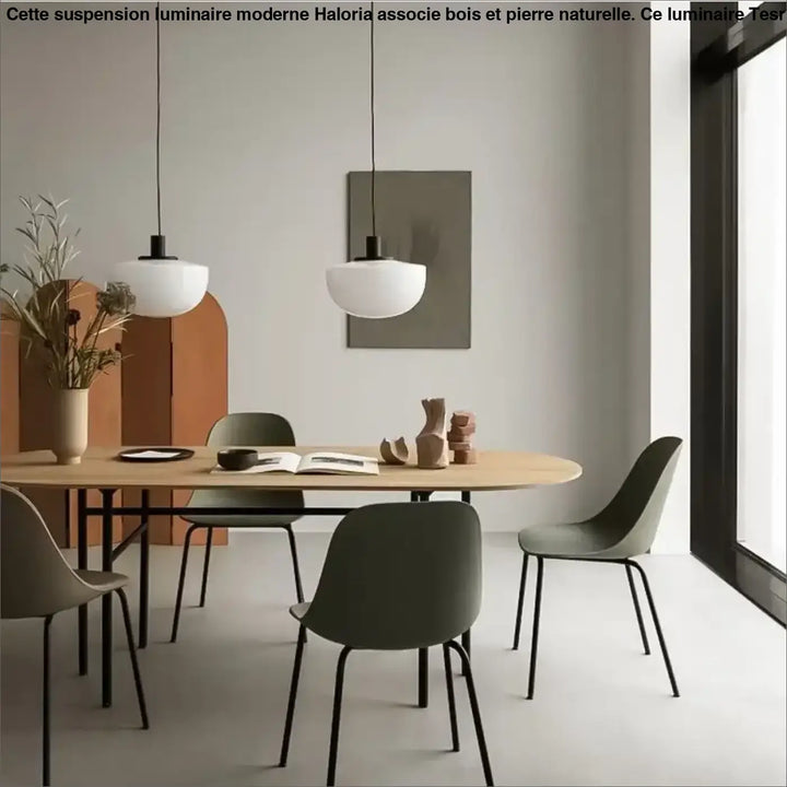 Table à manger moderne minimaliste en bois clair avec pieds en métal noir et suspension luminaire moderne haloria