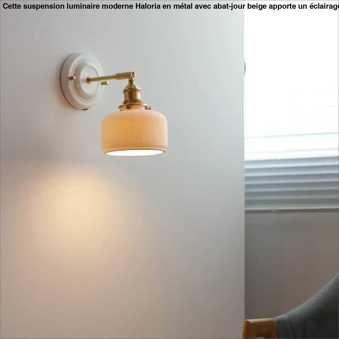 Suspension luminaire moderne en verre côtelé beige avec bras en métal finition laiton et plaque murale circulaire haloria