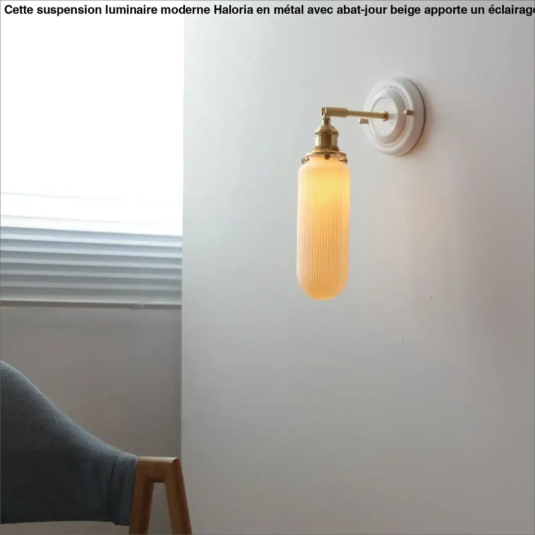 Suspension luminaire moderne en verre strié chaud avec accents en laiton et base murale blanche haloria