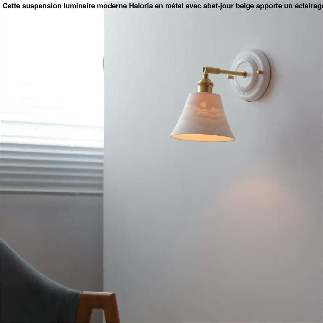 Suspension luminaire moderne en métal avec abat-jour beige translucide et armature finition laiton pour mur