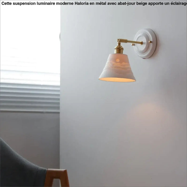 Suspension luminaire moderne en métal avec abat-jour beige translucide et armature finition laiton pour mur