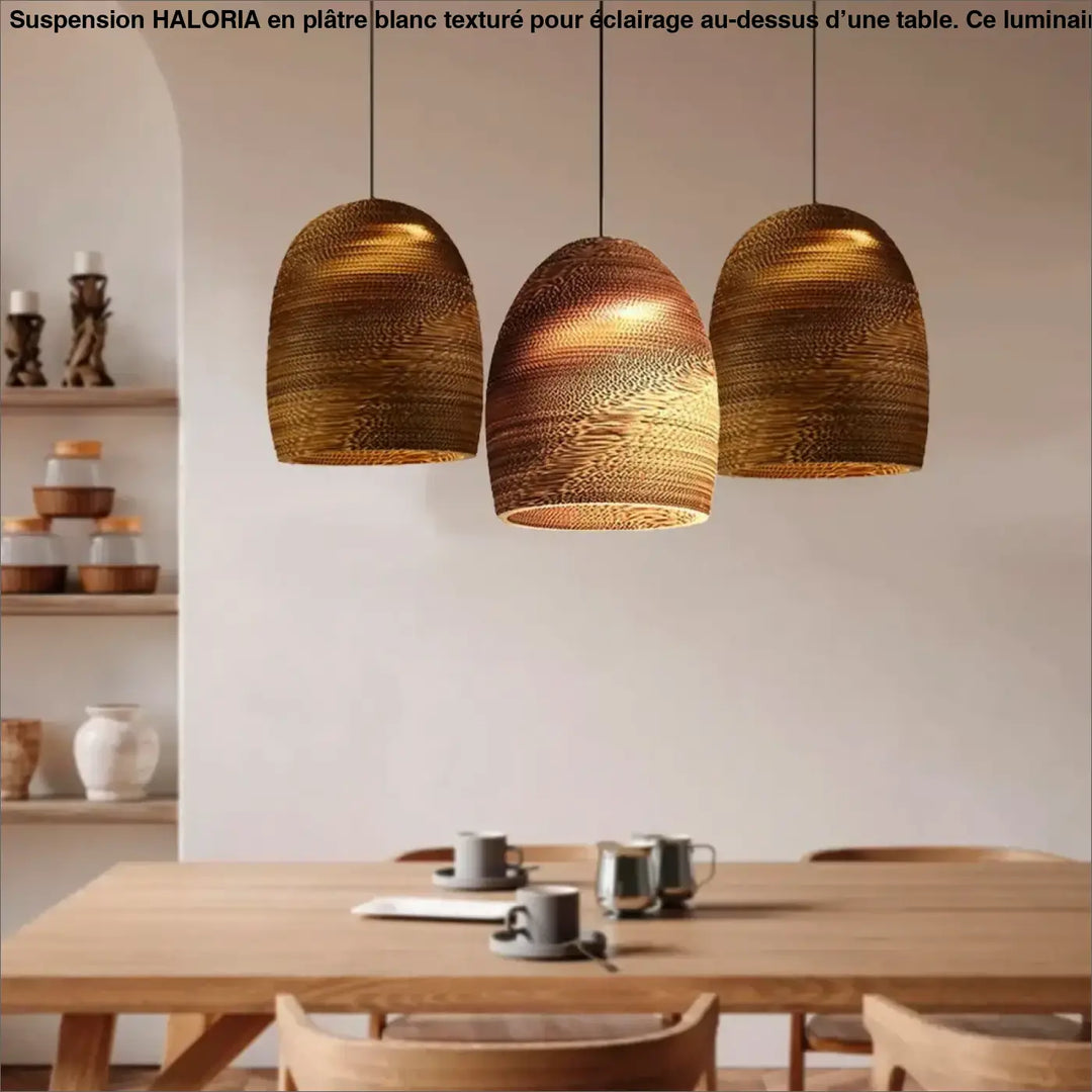 Suspension luminaire moderne en platre texture blanc avec trois abat-jours tissés au-dessus d’une table de salle à manger