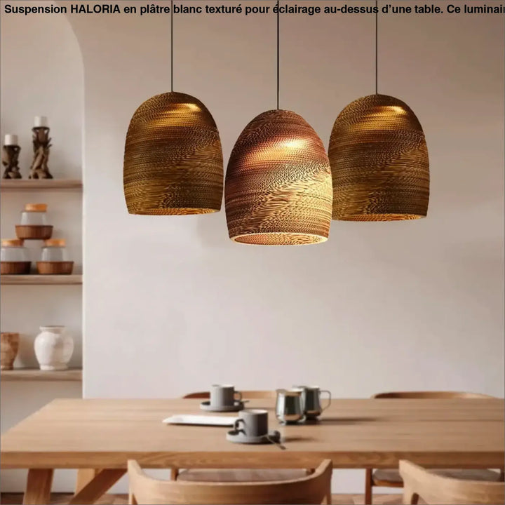 Suspension luminaire moderne en platre texture blanc avec trois abat-jours tissés au-dessus d’une table de salle à manger