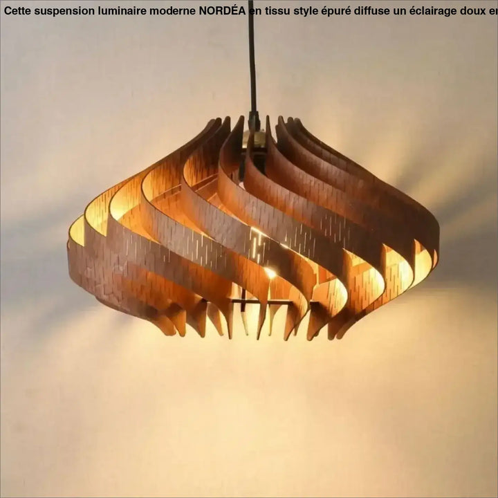 Suspension luminaire moderne en bois à design spiralé avec lames courbées dans un style epure nordéa en tissu