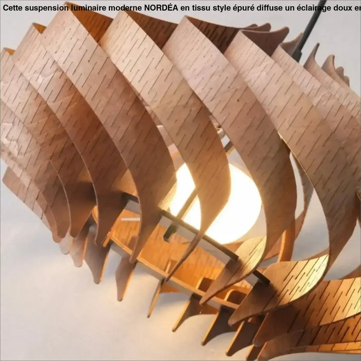 Suspension luminaire moderne nordéa en tissu style epure avec lames ondulées en bois chaud et ampoule visible