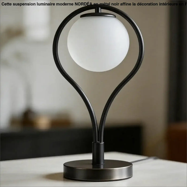 Lampe de table en métal noir avec globe en verre givré pour un halo lumineux design et profiter d’un moment au chevet