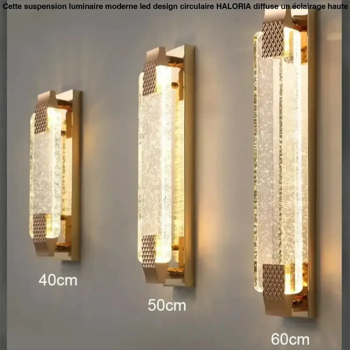 Suspension luminaire moderne led haloria en finition or avec panneaux en cristal translucide texturé et accents en maille géométrique