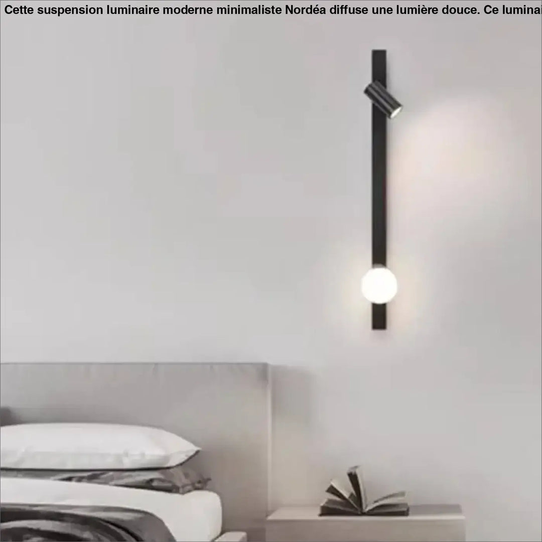 Suspension luminaire moderne noire avec barre verticale élégante, spot ajustable et globe lumineux rond nordéa