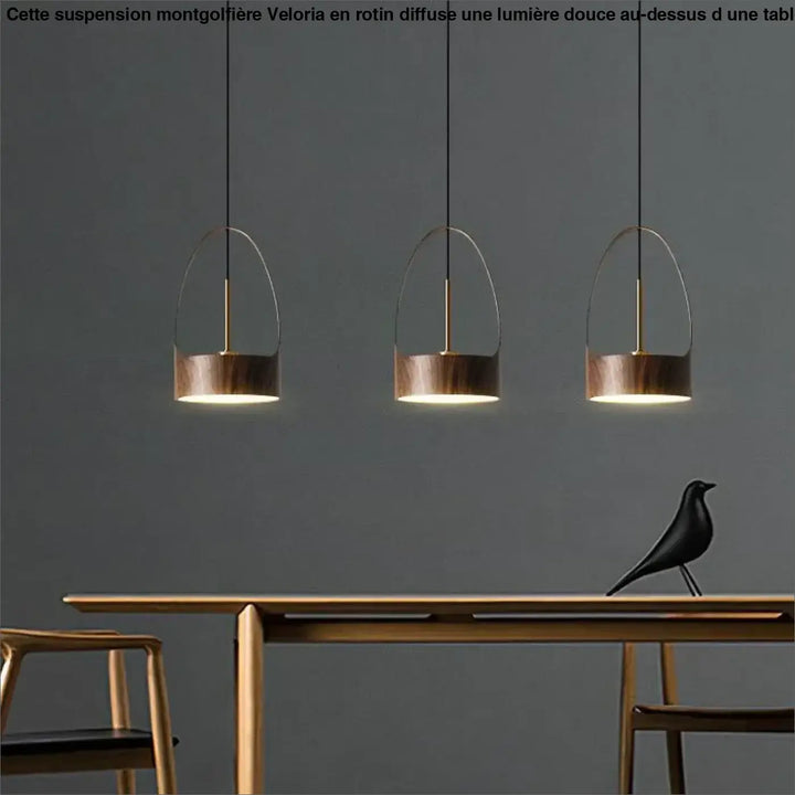 Suspension luminaire montgolfiere design avec panier en rotin en laiton chaud et cadre métallique au-dessus d’une table