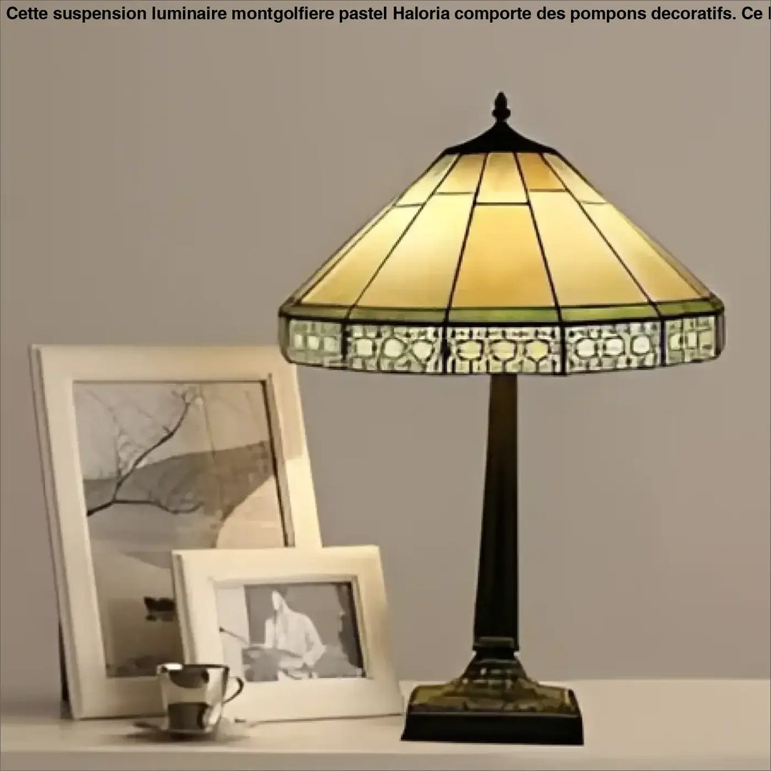 Lampe de chevet euruka en verre teinté jaune chaud avec motifs au plomb et base métallique ornementale charme rétro