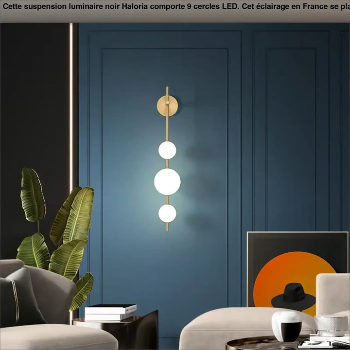 Applique murale design en métal avec boules suspendues blanches