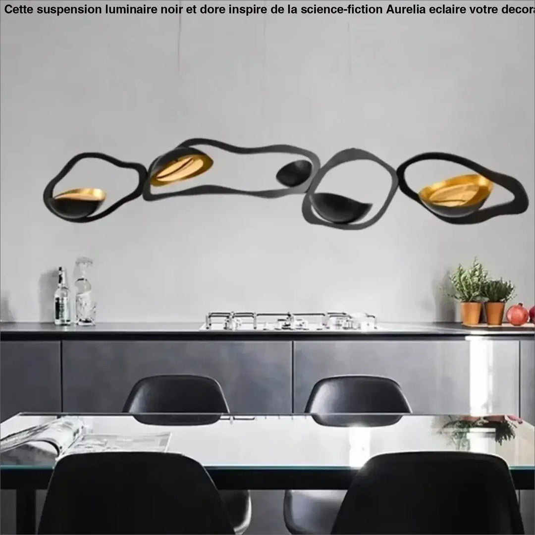 Suspension luminaire noir et doré inspiré de la science fiction

