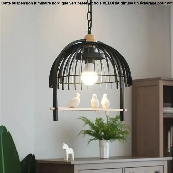 Suspension luminaire nordique vert pastel avec cage à oiseaux en métal noir et perchoir en bois avec trois oiseaux en céramique blanche veloria