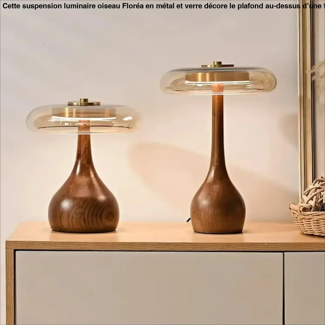 Deux lampes de chevet en bois élégant avec dôme en verre clair et accents en laiton pour décoration intérieure rétro plus qu’un simple éclairage