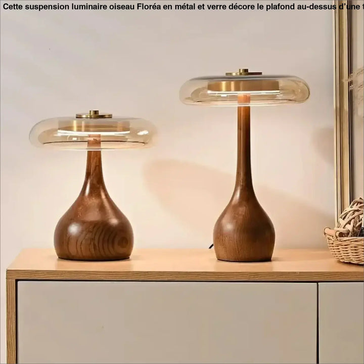 Deux lampes de chevet en bois élégant avec dôme en verre clair et accents en laiton pour décoration intérieure rétro plus qu’un simple éclairage