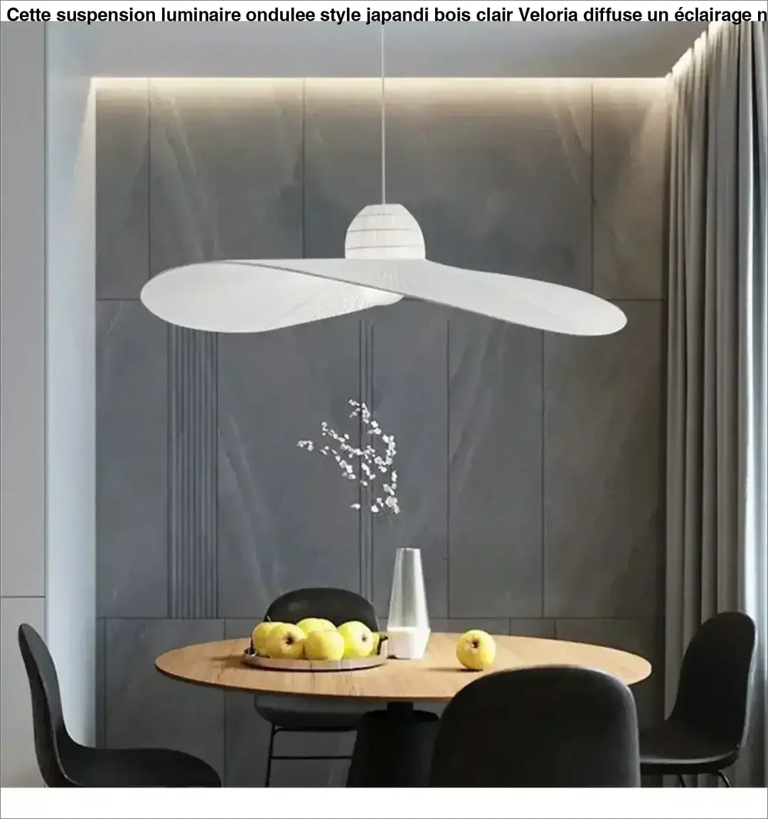 Suspension luminaire ondulee style japandi en bois clair avec design blanc moderne et texture subtile