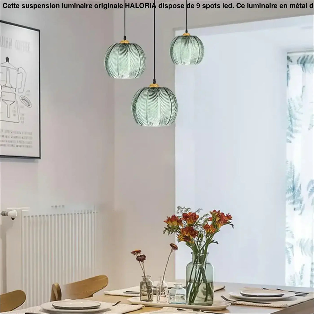 Suspension luminaire verre soufflé vert avec une empreinte de feuille

