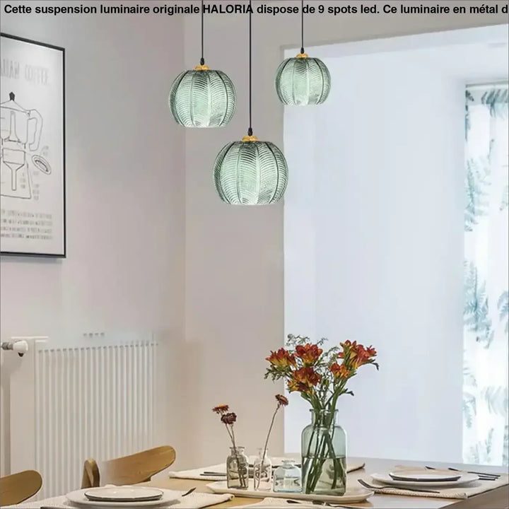 Suspension luminaire verre soufflé vert avec une empreinte de feuille

