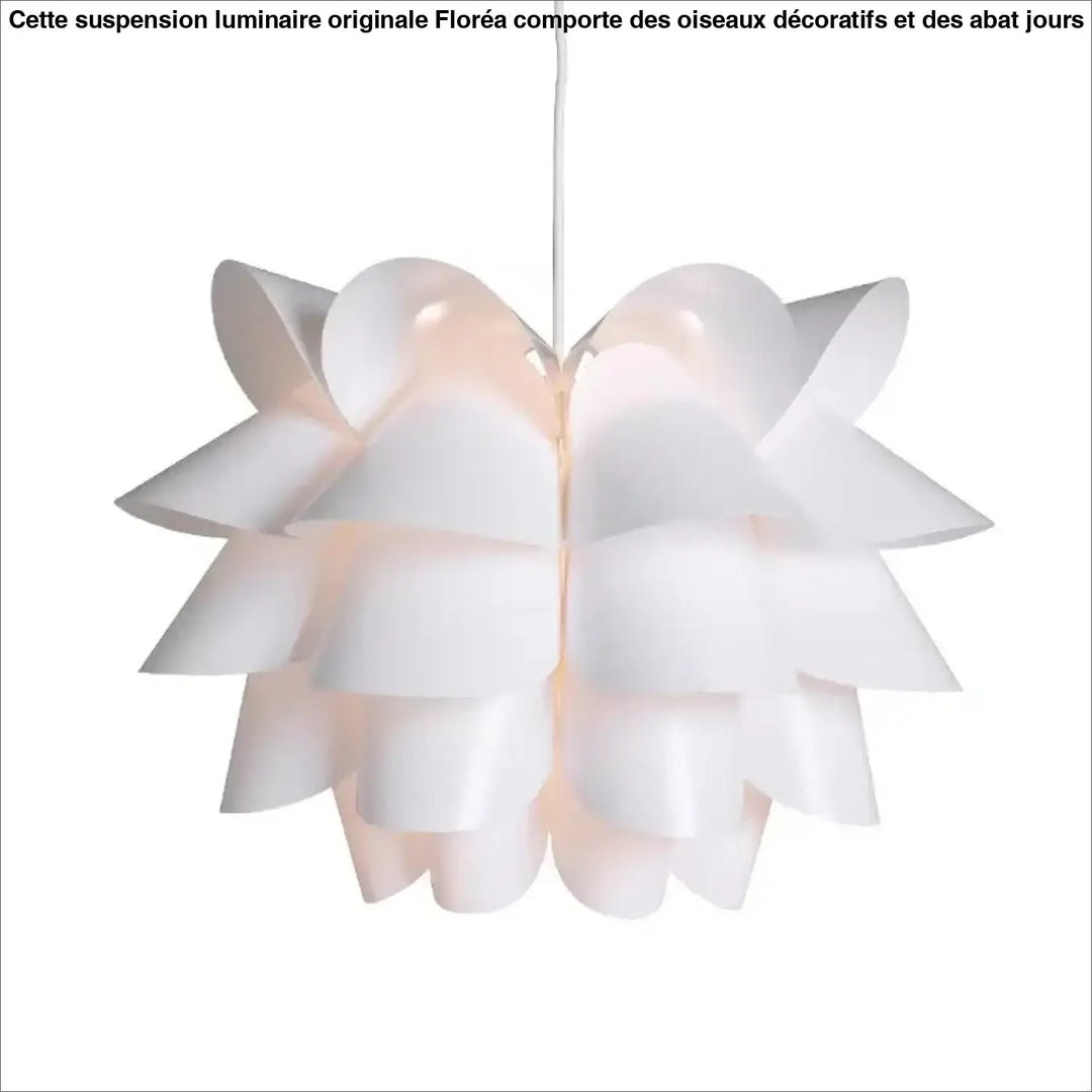 Suspension luminaire originale floréa avec abat jours bleus et pendentif blanc en forme de pétales empilés avec une douce lumière