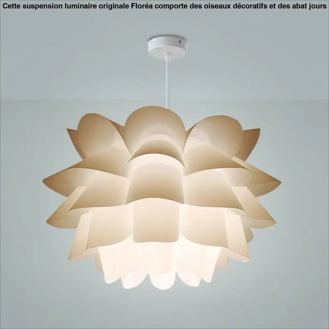 Suspension luminaire originale beige avec abat-jour en pétales superposés diffusant une lumière douce par floréa
