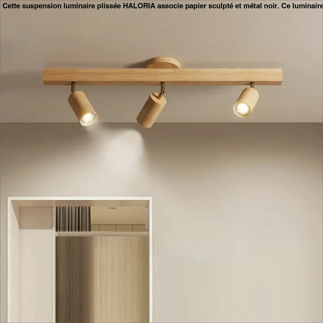 Suspension luminaire plisse en bois clair avec trois spots réglables en métal noir haloria