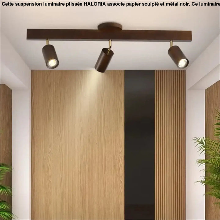 Suspension luminaire plisse en métal noir avec finition bois foncé et trois spots orientables pour éclairage ciblé
