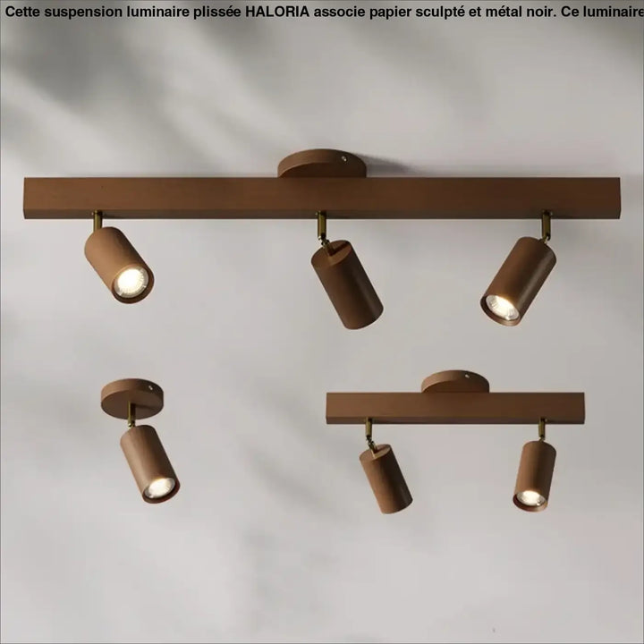 Suspension luminaire plisse en papier sculpte et metal noir avec luminaire bronze a quatre spots ajustables sur barres horizontales