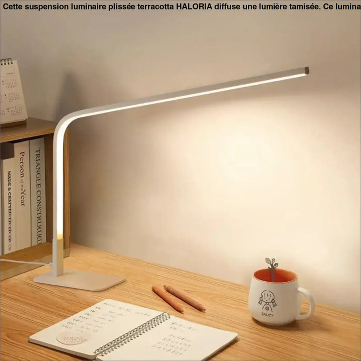 Lampe de table minini avec bras métallique courbé et barre led contemporaine émettant une lumière blanche chaude