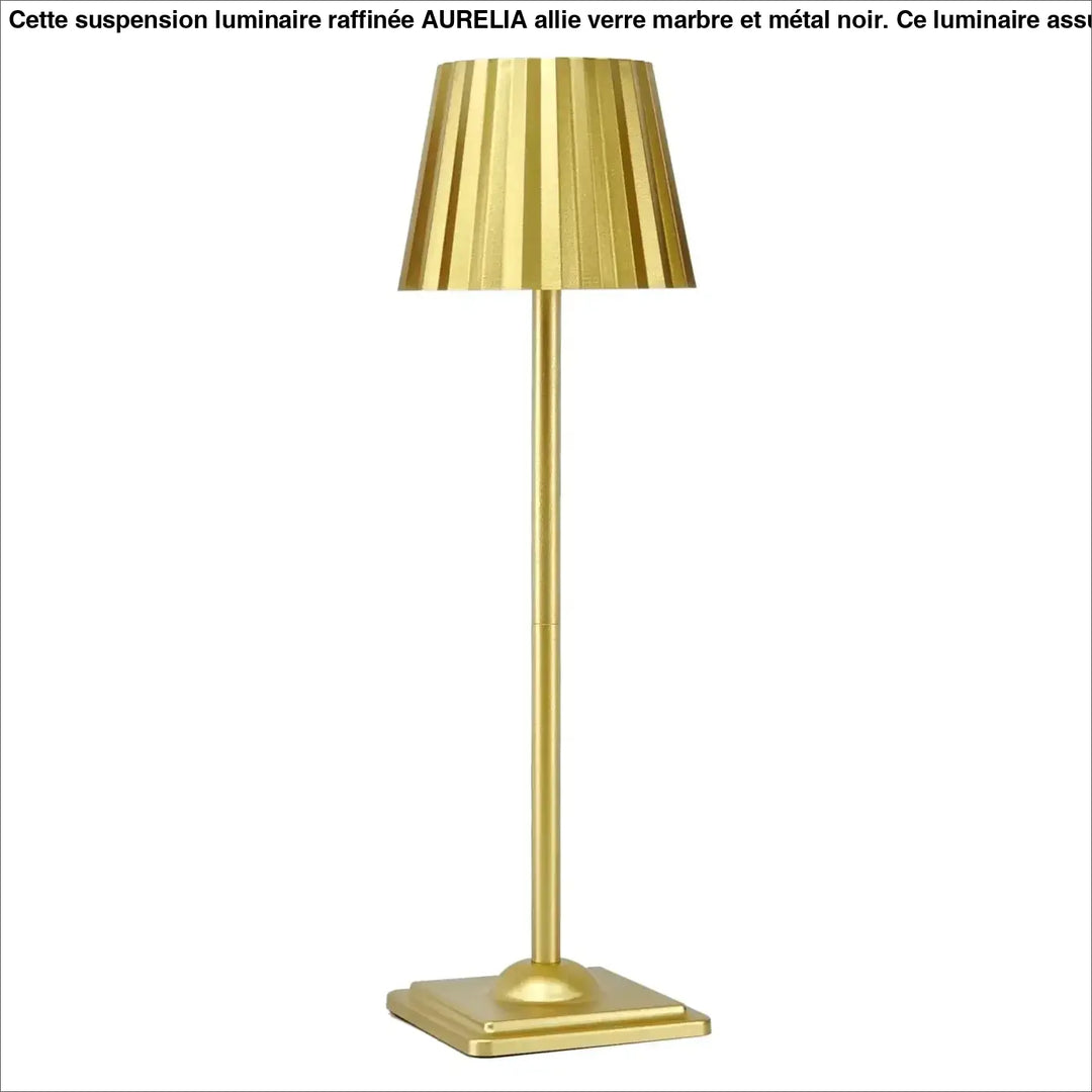 Lampe de table escale avec finition dorée, abat-jour cylindrique plissé et tige fine élégante