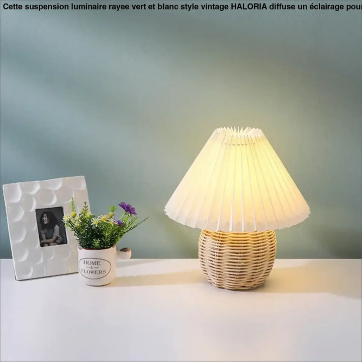 Lampe de table plipa avec abat-jour plissé blanc et base en rotin tressé pour décoration intérieure élégante