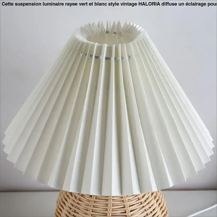 Lampe de table plipa avec abat-jour plissé ivoire à texture accordéon idéale pour décoration intérieure design