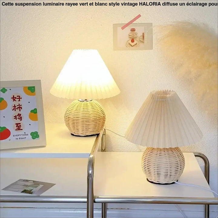 Lampe de table plipa avec abat-jours plissés ivoire sur socles en rotin tressé design pour décoration intérieure élégante