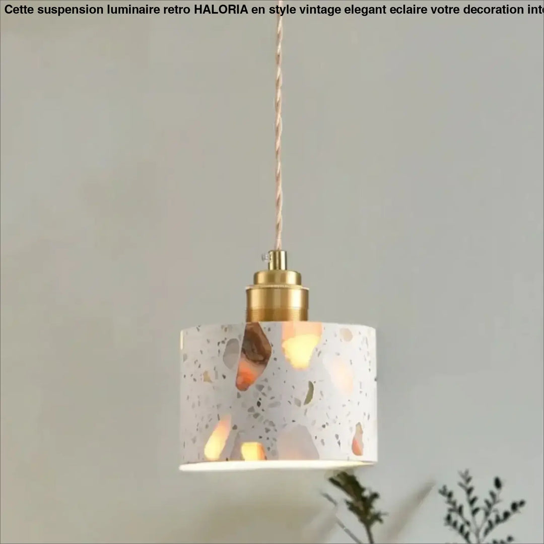 Suspension luminaire tosca en terrazzo blanc avec fragments dorés et marron, montée sur chaîne cordon réglable beige